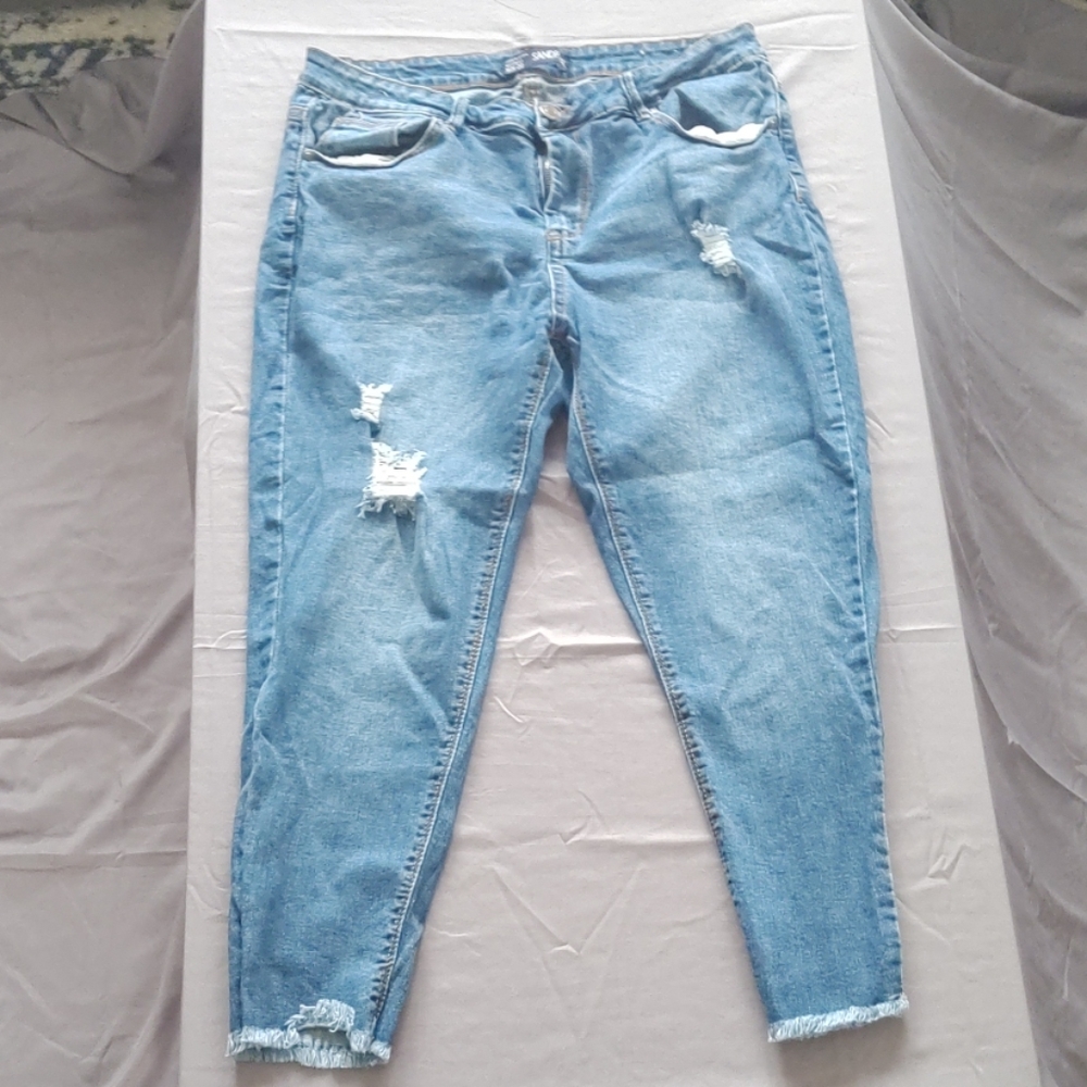 Distressed skinny jeans